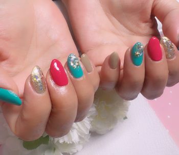 Cenbless 成増フェイシャル&ネイルサロン 一気にクリスマスモードへ。大人可愛いホリデーカラーネイル♪