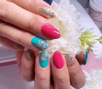 Cenbless 成増フェイシャル&ネイルサロン 一気にクリスマスモードへ。大人可愛いホリデーカラーネイル♪