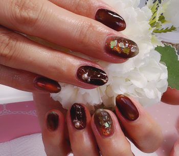 Cenbless　成増フェイシャル＆ネイルサロン　冬の煌めきを指先に♪大人のブラウンマグネットネイル