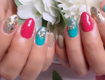 Cenbless 成増フェイシャル&ネイルサロン 一気にクリスマスモードへ。大人可愛いホリデーカラーネイル♪