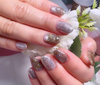 Cenbless　成増フェイシャル＆ネイルサロン　さりげなく詰め込んだ大人のクリスマス。シャンパン×シルバーの上品ネイル