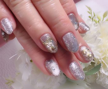 Cenbless　成増フェイシャル＆ネイルサロン　さりげなく詰め込んだ大人のクリスマス。シャンパン×シルバーの上品ネイル