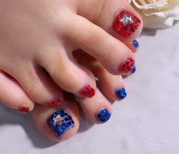 Cenbless　成増フェイシャル＆ネイルサロン　推し活仕様♪ 赤×青の左右非対称ネイルで華やかに！