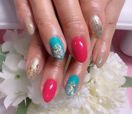 Cenbless 成増フェイシャル&ネイルサロン 一気にクリスマスモードへ。大人可愛いホリデーカラーネイル♪