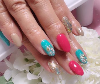 Cenbless 成増フェイシャル&ネイルサロン 一気にクリスマスモードへ。大人可愛いホリデーカラーネイル♪