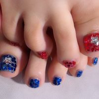 Cenbless　成増フェイシャル＆ネイルサロン　推し活仕様♪ 赤×青の左右非対称ネイルで華やかに！