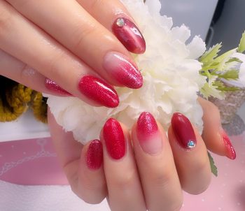 Cenbless 成増フェイシャル&ネイルサロン 赤が主役。艶ときらめきを楽しむ大人レッドネイル