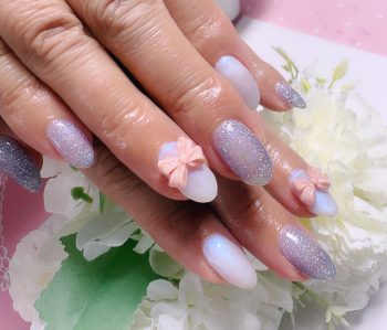 Cenbless 成増フェイシャル&ネイルサロン パールホワイト×クリアブルーラメ♪リボンパーツが可愛いバレンタインネイル