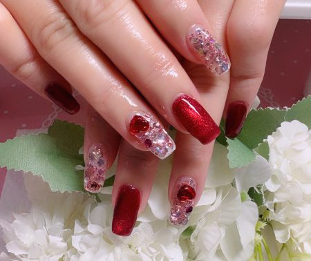 成増徒歩3分のフェイシャルエステ・ネイルサロン ビューティスタジオCenbless（センブレス）　深紅マグネットで魅せる。華やかビジューネイル♪