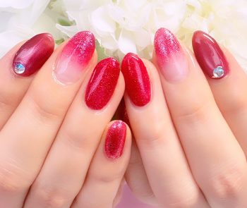 Cenbless 成増フェイシャル&ネイルサロン 赤が主役。艶ときらめきを楽しむ大人レッドネイル
