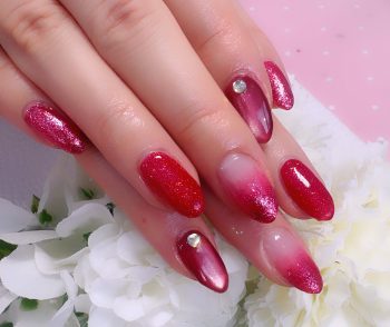 Cenbless 成増フェイシャル&ネイルサロン 赤が主役。艶ときらめきを楽しむ大人レッドネイル