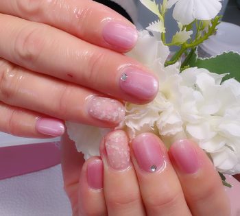 品よく華やぐ。パールピンクのバレンタインネイル