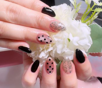 成増徒歩3分のフェイシャルエステ・ネイルサロン ビューティスタジオCenbless(センブレス) 大人かわいい春フォーマル♪ブラックドットが主役の上品ネイル