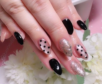 成増徒歩3分のフェイシャルエステ・ネイルサロン ビューティスタジオCenbless(センブレス) 大人かわいい春フォーマル♪ブラックドットが主役の上品ネイル