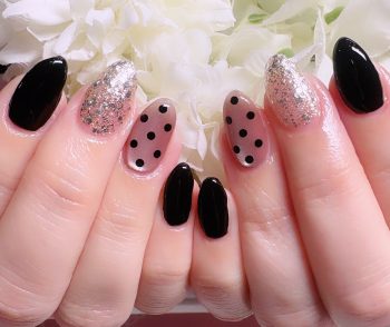 成増徒歩3分のフェイシャルエステ・ネイルサロン ビューティスタジオCenbless(センブレス) 大人かわいい春フォーマル♪ブラックドットが主役の上品ネイル
