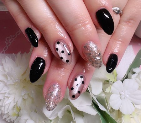 成増徒歩3分のフェイシャルエステ・ネイルサロン ビューティスタジオCenbless(センブレス) 大人かわいい春フォーマル♪ブラックドットが主役の上品ネイル