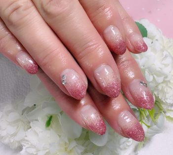 成増徒歩3分のフェイシャルエステ・ネイルサロン ビューティスタジオCenbless(センブレス) 上品ピンクの輝き♪大人のラメグラデーションネイル