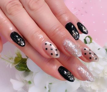 成増徒歩3分のフェイシャルエステ・ネイルサロン ビューティスタジオCenbless（センブレス）　節目の日に寄り添う♪上品モノトーンドットネイル