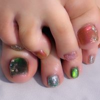 成増徒歩3分のフェイシャルエステ・ネイルサロン ビューティスタジオCenbless(センブレス)幻想的な輝き♪グリーン×ピンクのフットネイル