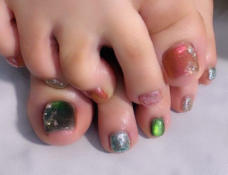 成増徒歩3分のフェイシャルエステ・ネイルサロン ビューティスタジオCenbless（センブレス）幻想的な輝き♪グリーン×ピンクのフットネイル