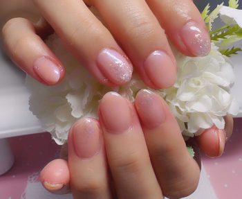 Cenbless　成増フェイシャル＆ネイルサロン　やわらかな偏光パールのサーモンピンクネイル