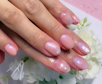 Cenbless　成増フェイシャル＆ネイルサロン　やわらかな偏光パールのサーモンピンクネイル