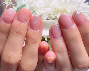 Cenbless　成増フェイシャル＆ネイルサロン　やわらかな偏光パールのサーモンピンクネイル