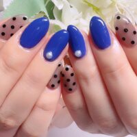 Cenbless　成増フェイシャル＆ネイルサロン　鮮やかブルーで自分らしく♪ホロドットの大人ガーリーネイル