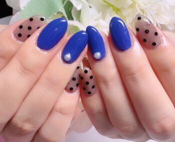 Cenbless　成増フェイシャル＆ネイルサロン　鮮やかブルーで自分らしく♪ホロドットの大人ガーリーネイル